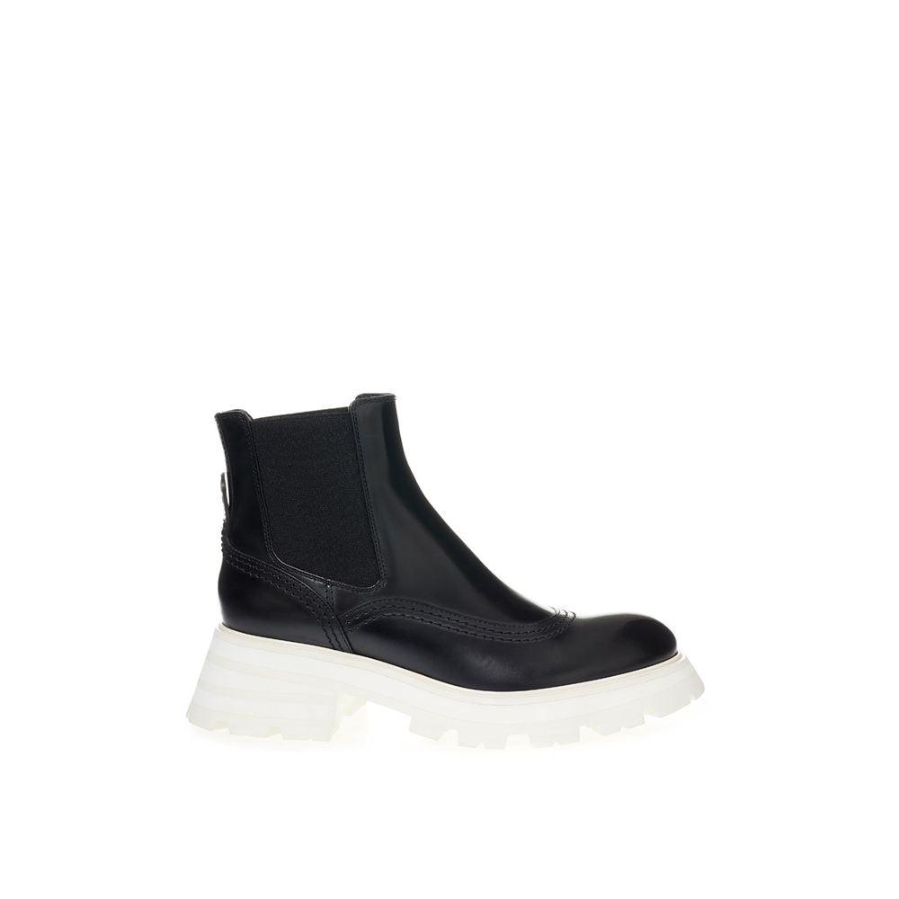 Alexander McQueen Elegant Leather Boots in Timeless Black - Arichezz.store