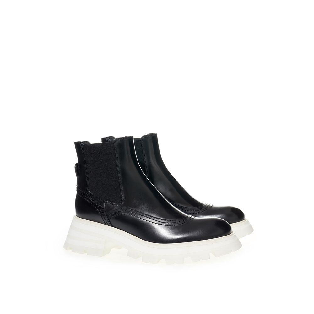 Alexander McQueen Elegant Leather Boots in Timeless Black - Arichezz.store